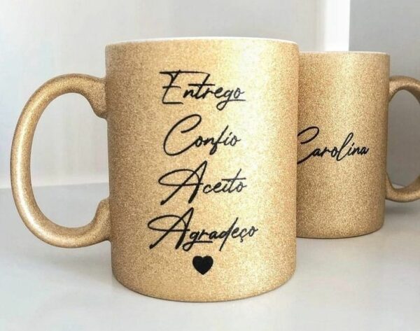 Caneca c_ Glitter Personalizada __Valor_ R$ 55,00__Faça seus momentos brilharem com nossa Caneca com Glitter_ Faça seu pedido agora e prepare-se para uma explosão de alegria em cada gole!_ MUG GLITTER